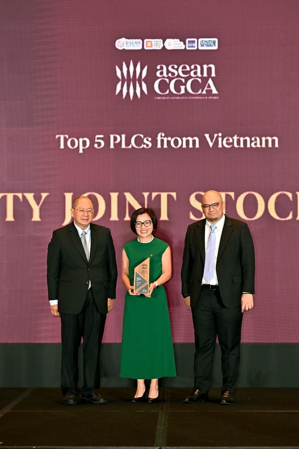 Bà Lưu Thị Thảo, Phó Tổng Giám đốc thường trực và Giám đốc Điều hành cao cấp VPBank, nhận giải thưởng Top 5 doanh nghiệp có đánh giá ACGS cao nhất Việt Nam năm 2024 vpbank-giai-thuong-acgs.jpg