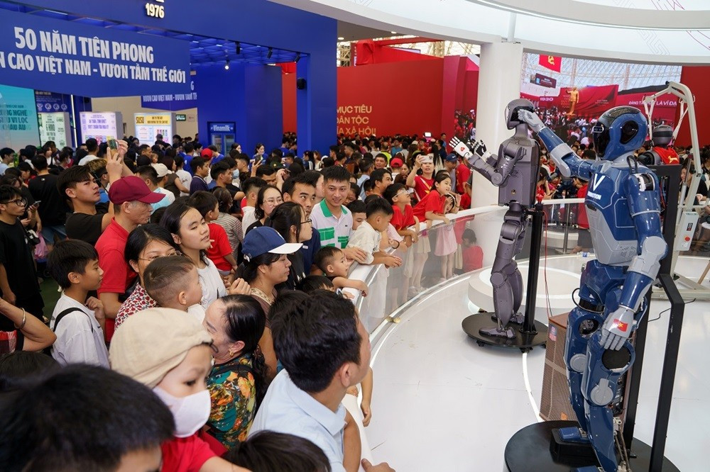 Dàn robot “make-in-Vietnam” của VinMotion đã có vinh dự “giao lưu trực tiếp” với Tổng Bí thư, Chủ tịch nước Lào Thongloun Sisoulith và Chủ tịch Đảng Nhân dân Campuchia Hun Sen anh-3.jpg