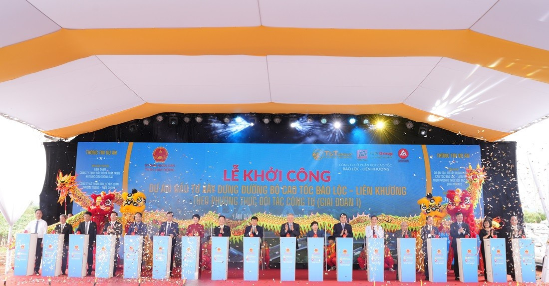 Phó Thủ tướng Thường trực Nguyễn Hoà Bình và các đại biểu thực hiện nghi thức khởi công dự án đầu tư xây dựng cao tốc Bảo Lộc – Liên Khương anh-bam-nut.jpg