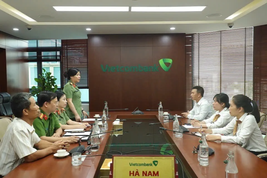 Vietcombank Hà Nam phối hợp với công an xác minh, ngăn chặn khách hàng chuyển tiền cho đối tượng lừa đảo rr1.png