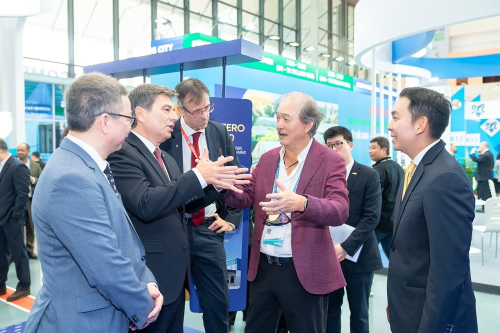 Tiến sĩ Yap Kwong Weng, CEO Việt Nam SuperPort™ giới thiệu về Kho hàng không kéo dài tại sự kiện anh-1-5.jpg