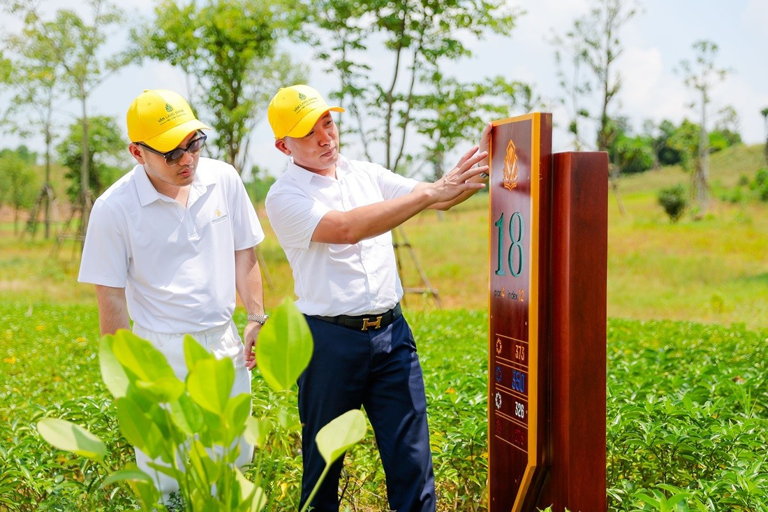 Nhà thiết kế Lê Thanh Hòa đã có buổi khảo sát thực tế để hiểu về câu chuyện văn hóa của Văn Lang Empire T&T Golf Club anh-2.jpg