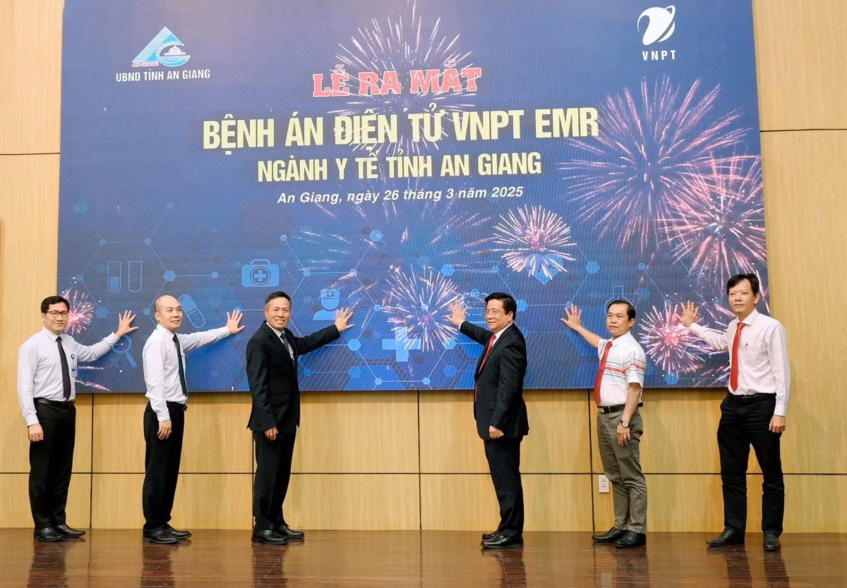 Các đại biểu bấm nút ra mắt Bệnh án điện tử VNPT EMR ngành y tế tỉnh An Giang