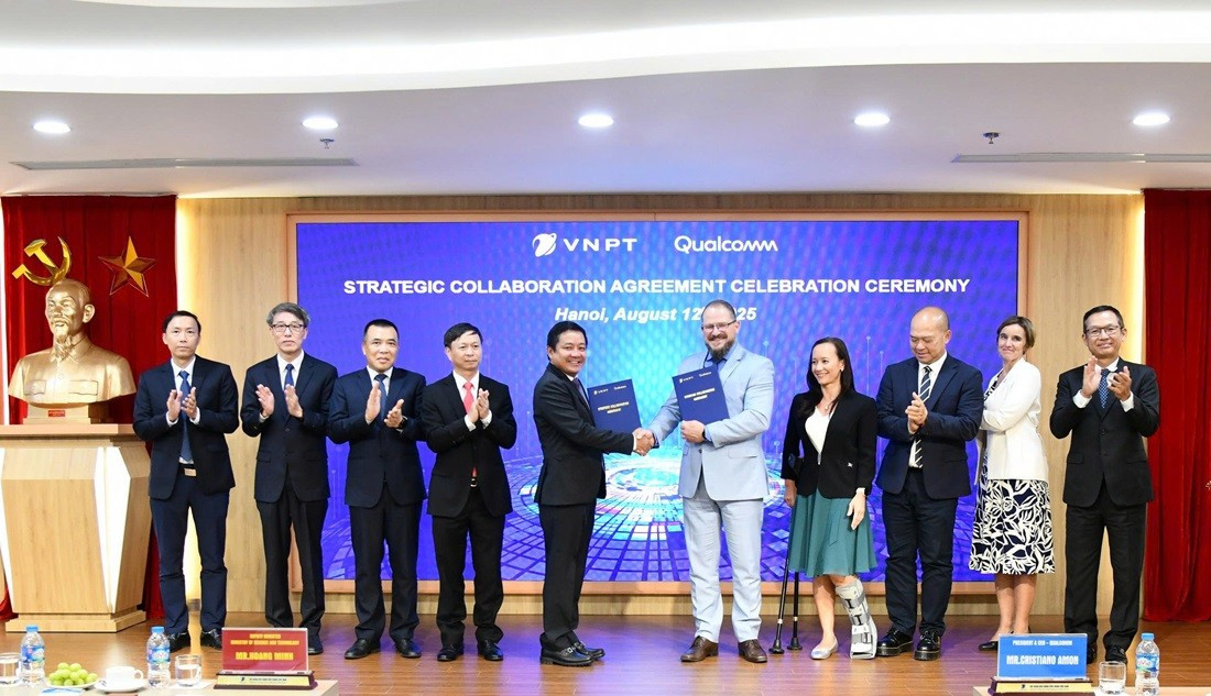 Ông Huỳnh Quang Liêm, Tổng Giám đốc VNPT và ông Cristiano Amon, Chủ tịch kiêm Tổng giám đốc Qualcomm thực hiện nghi lễ trao Thỏa thuận hợp tác chiến lược giữa hai tập đoàn z6899884681131-b76d8ec1af51c4201fb934a29ee0aee4.jpg