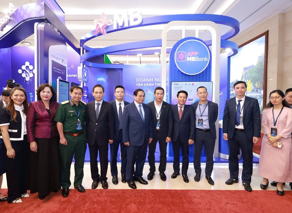 Thủ tướng Phạm Minh Chính thăm quan gian hàng công nghệ MB tại sự kiện z6652011036847-c5c4719b57fef1961e381b43b36c0515.jpg