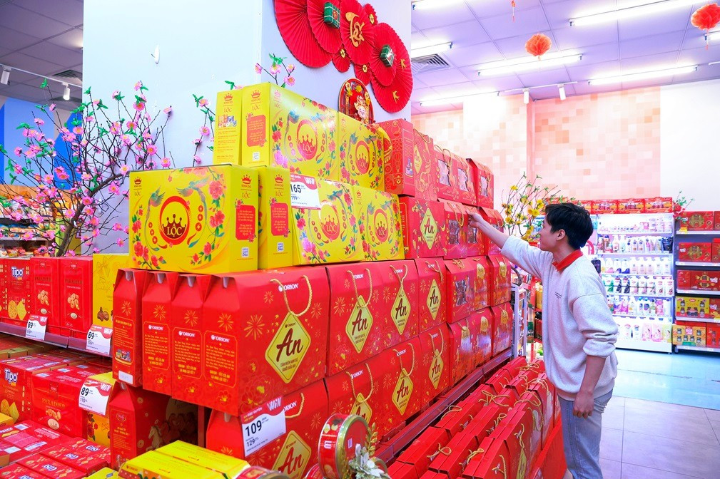 khong-gian-trung-bay-gio-qua-tet-ruc-ro-sac-do-dap-ung-nhu-cau-bieu-tang-trang-trong-trong-dip-tet-nguyen-dan.jpg
