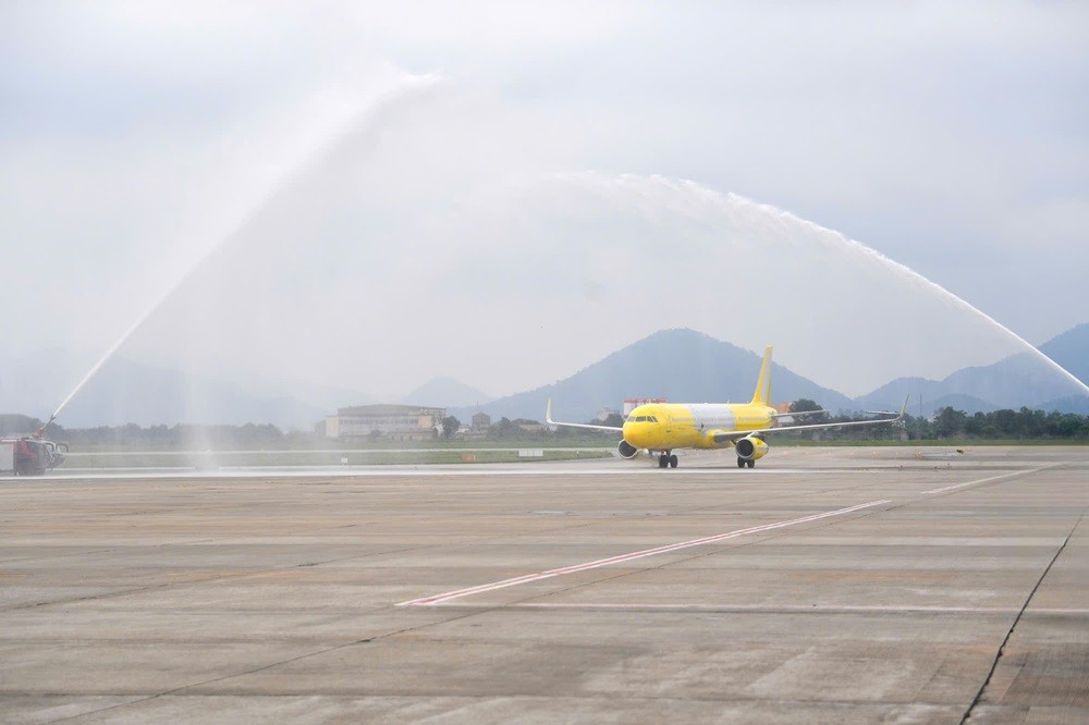 Nghi thức phun vòi rồng (Water salute) chào đón chiếc máy bay đầu tiên do Vietravel Airlines sở hữu anh-1-5-9628.jpg