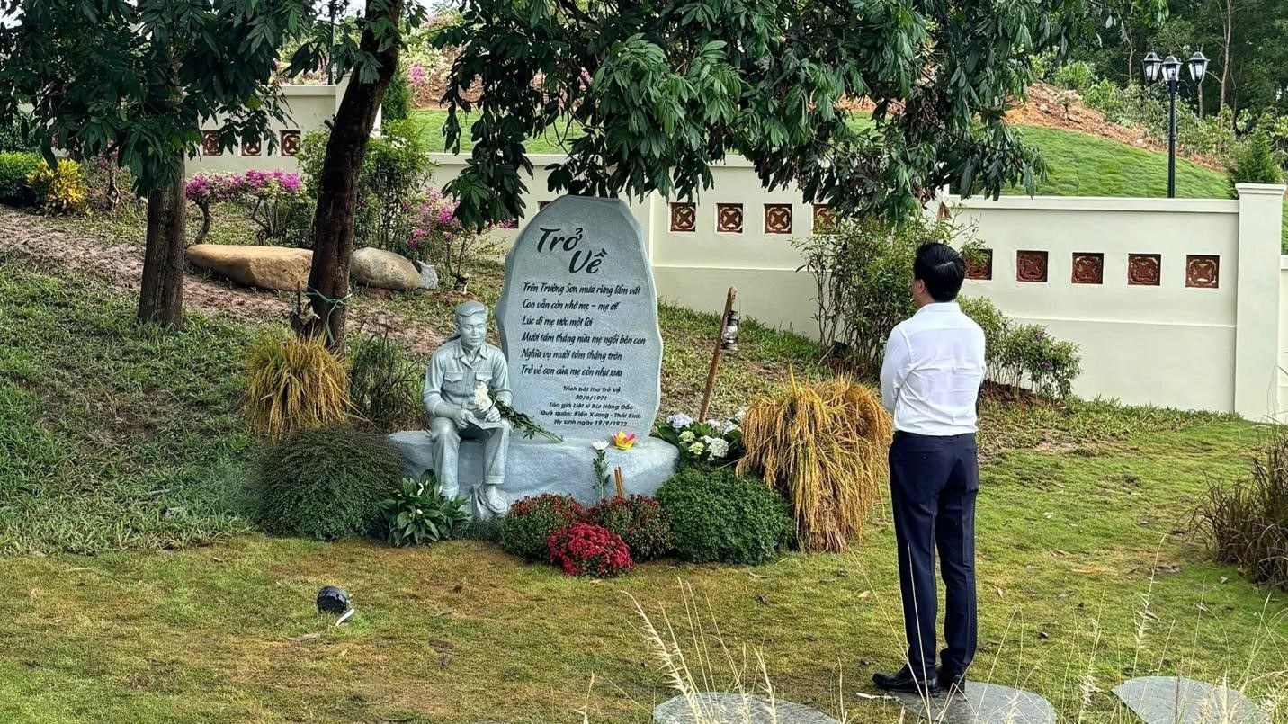 Bức tượng và bài thơ của liệt sĩ Bùi Năng Đắc trong khuôn viên khu di tích q5.jpg