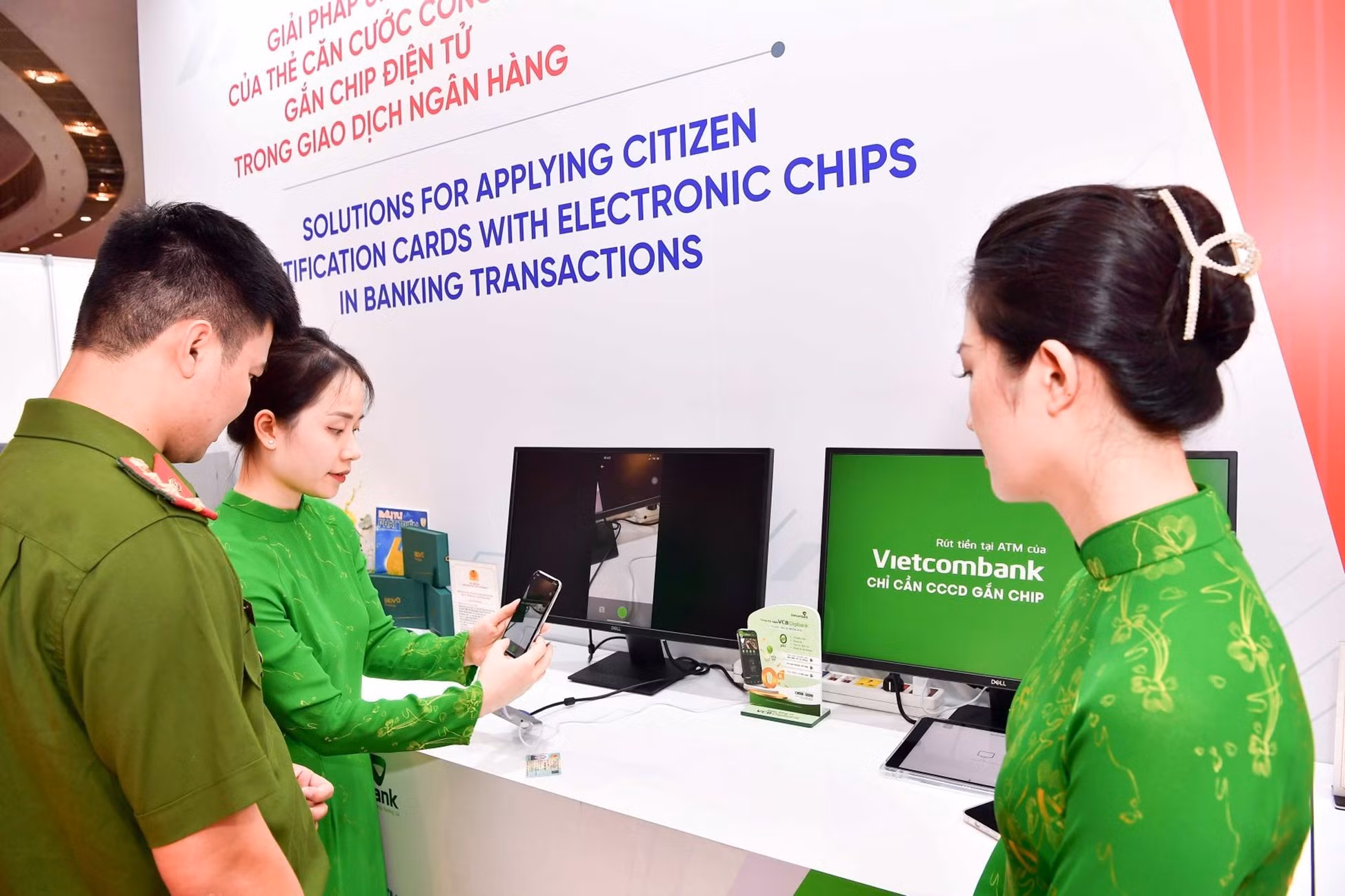 ky-2-anh-2-vietcombank-la-ngan-hang-dau-tien-tien-phong-trien-khai-dich-vu-xac-thuc-dien-tu-do-bo-cong-an-cung-cap.jpg