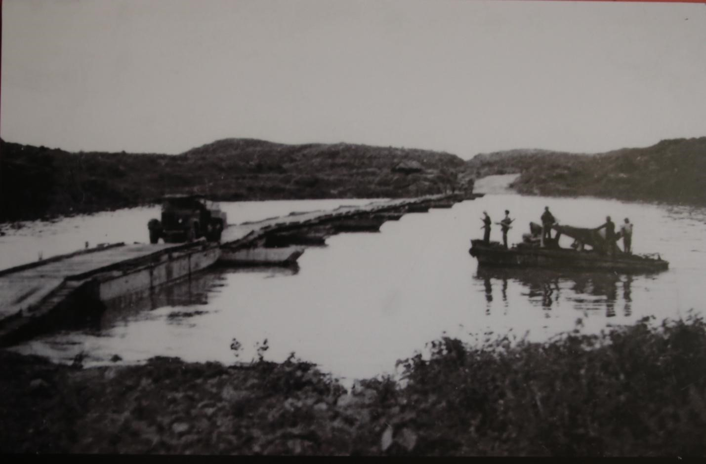 Cầu phao Long Đại, ảnh chụp năm 1972. Ảnh tư liệu q1.jpg