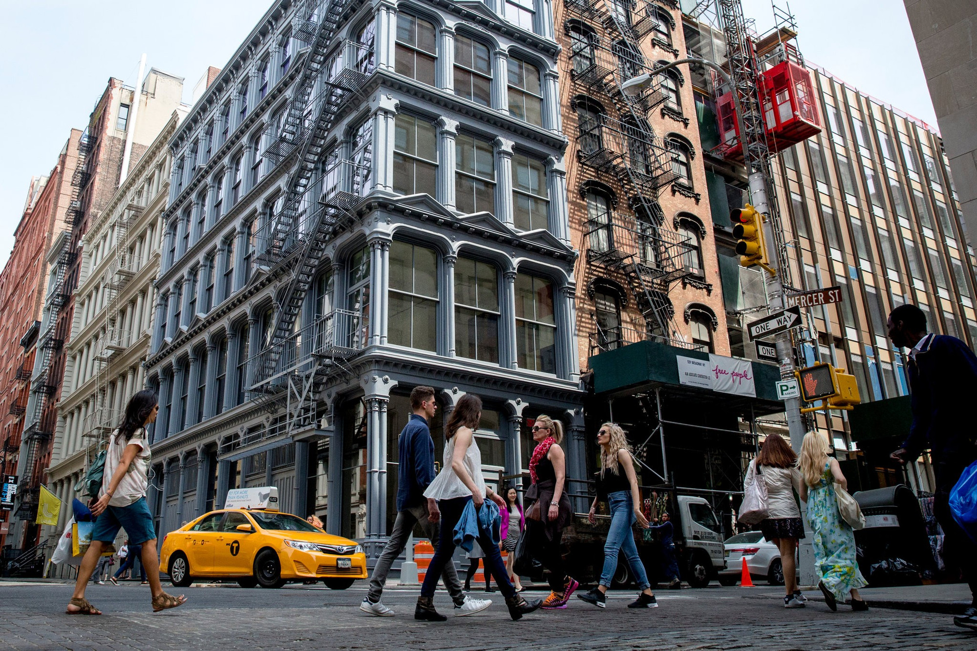 SoHo là một trong những khu phố giàu có nhất New York, Mỹ, nơi đặt đại bản doanh của hàng trăm cửa hàng xa xỉ 00soho-superjumbo.jpg