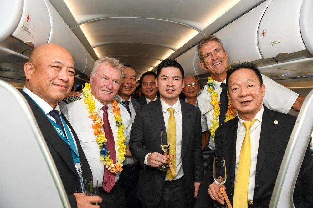Các đại biểu chụp ảnh lưu niệm cùng chiếc máy bay Airbus A321 đầu tiên thuộc sở hữu của Vietravel Airlines Các đại biểu chụp ảnh lưu niệm cùng chiếc máy bay Airbus A321 đầu tiên thuộc sở hữu của Vietravel Airlines