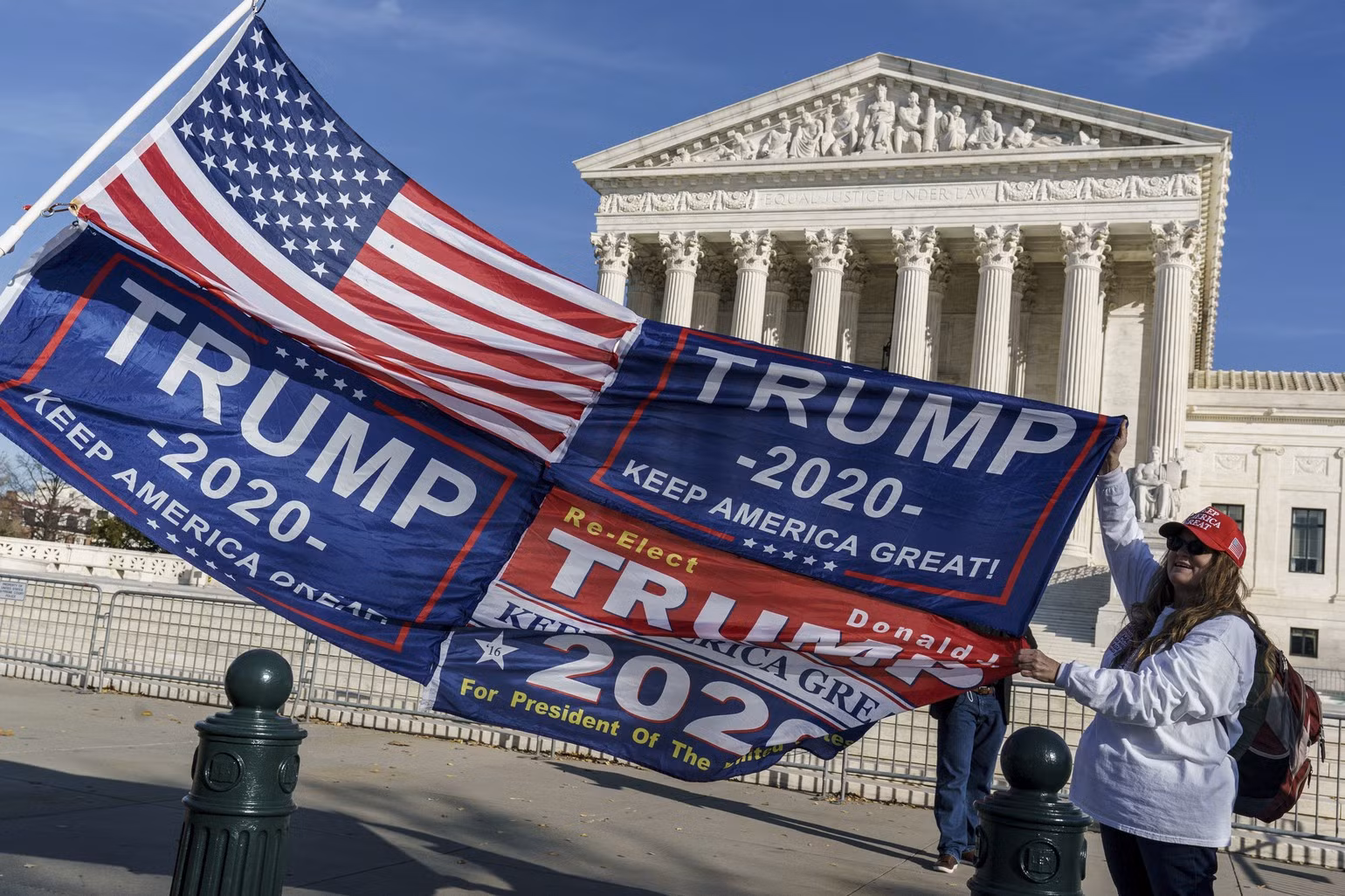 kathy-kratt-den-tu-orlando-florida-gio-cao-la-co-trump-khi-co-va-nhung-nguoi-bieu-tinh-khac-the-hien-su-ung-ho-cua-ho-doi-voi-trump-tai-toa-an-toi-cao-o-washington-vao-ngay-11-thang-12-nam-2020.jpg