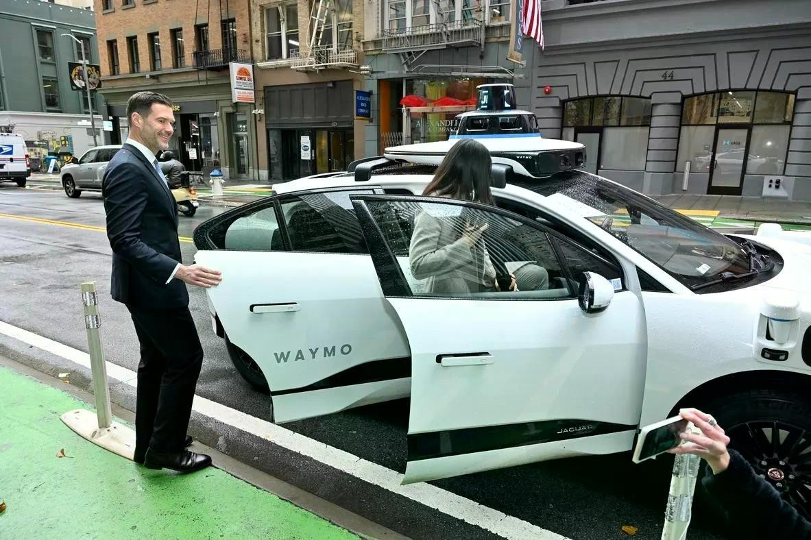 Waymo với 1.500 xe của mình đã ghi nhận hơn 10 triệu chuyến đi trả phí - tăng từ 5 triệu chuyến đi vào cuối năm ngoái waymo.jpg