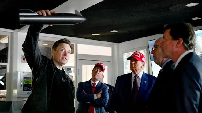 Elon Musk giải thích với Donald Trump về cách công ty SpaceX của ông hoạt động (Ảnh: Brandon Bell/Pool/Reuters) elon-musk-giai-thich-voi-donald-trump-ve-cach-cong-ty-spacex-cua-ong-hoat-dong.jpg