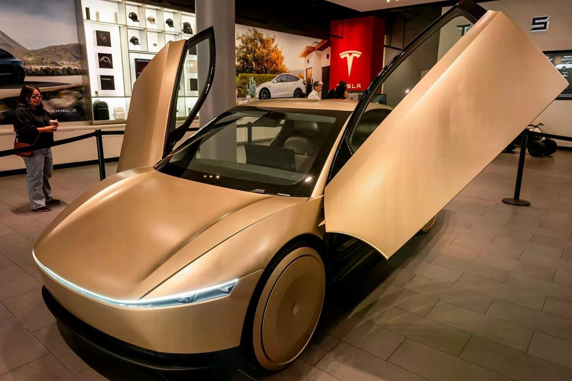 Nguyên mẫu Tesla Cybercab, Elon Musk cho biết phiên bản robotaxi này, không có vô lăng hoặc bàn đạp, "có thể" sẽ được đưa vào sản xuất vào năm 2026. Dịch vụ robotaxi của Tesla dự kiến ra mắt vào cuối tháng này sẽ sử dụng các mẫu SUV Model Y hiện có trên thị trường. nguyen-mau-tesla-cybercab-tong-giam-doc-dieu-hanh-tesla-elon-musk.jpg