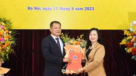 Bộ trưởng Bộ Y tế Đào Hồng Lan trao quyết định điều động, bổ nhiệm Giám đốc Bệnh Viện Hữu nghị Việt Đức cho đồng chí Dương Đức Hùng