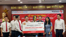 Vietlott trao Jackpot 256 tỷ đồng - giải thưởng lớn thứ hai trong lịch sử xổ số Việt Nam