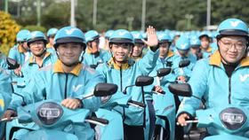 Xanh SM Bike sử dụng xe máy điện VinFast Feliz S là phương tiện di chuyển.