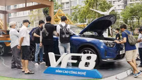 VF 8 thu hút đông đảo khách tham quan tại triển lãm “VinFast – Vì tương lai xanh”