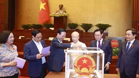 Tổng bí thư Nguyễn Phú Trọng và các lãnh đạo Đảng, Nhà nước bỏ phiếu kín lấy phiếu tín nhiệm ngày 25/10