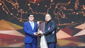Ông Trần Hoài Nam - Phó Tổng Giám Đốc HDBank (bên trái) nhận cúp vinh danh từ Ông Pandu Patria Sjahrir thuộc Hội đồng tư vấn kinh doanh ASEAN (bên phải)