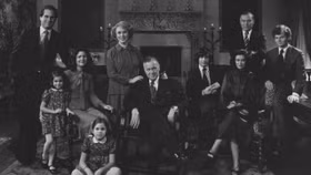 Đế chế Estée Lauder lung lay vì rạn nứt trong gia tộc sáng lập