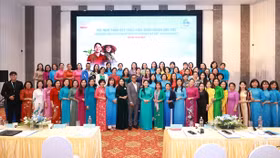 Các đại biểu tham gia Hội nghị chụp ảnh lưu niệm