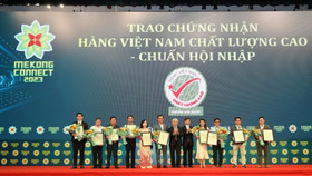 Đại diện Công ty TNHH Nhôm Nam Sung (thứ 4 bên phải) nhận danh hiệu “Hàng Việt Nam chất lượng cao - Chuẩn hội nhập” năm 2023