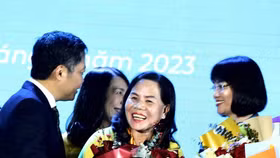 Bà Đinh Thị Mỹ Phượng, Giám đốc Công ty TNHH Quảng Thái nhận giải thưởng Phụ nữ Việt Nam năm 2023