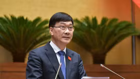 Chủ nhiệm Ủy ban Kinh tế Vũ Hồng Thanh trình bày báo cáo tóm tắt một số vấn đề lớn tiếp thu, giải trình, chỉnh lý dự thảo Luật Kinh doanh bất động sản (sửa đổi