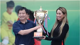 Ông Nguyễn Thanh Bình, Trưởng Ban tổ chức giải nâng chiếc cúp vô địch tượng trưng cùng bà Vũ Phương Thanh, Đại sứ thương hiệu Number 1 Active, Tập đoàn Tân Hiệp Phát