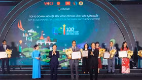 Ông Binu Jacob, Tổng Giám đốc Nestlé Việt Nam nhận chứng nhận doanh nghiệp bền vững nhất Việt Nam trong lĩnh vực sản xuất