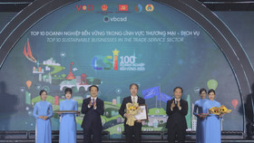 Đại diện Tập đoàn BRG nhận giải thưởng “Top 10 doanh nghiệp bền vững hoạt động trong lĩnh vực thương mại - dịch vụ” thuộc Chương trình CSI 2023