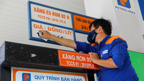 Giá xăng dầu hôm nay 07/12/2023: RON 95 giảm gần 700 đồng/lít