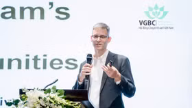 Ông Douglas Snyder, Giám đốc điều hành VGBC