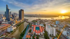 Vượt sóng, ngược gió, kinh tế Việt Nam liệu về đích đúng hạn?