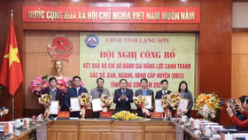 Đồng chí Chủ tịch UBND tỉnh trao giấy chứng nhận cho các đơn vị có điểm số đứng đầu bộ chỉ số đánh giá DDCI năm 2023 