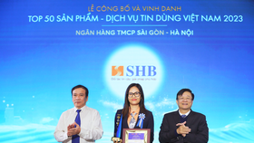 Bà Đoàn Thái Thanh Thủy, Giám đốc Trung tâm Phát triển sản phẩm Khách hàng cá nhân, đại diện SHB nhận giải thưởng "Top 50 Sản phẩm - Dịch vụ Tin dùng Việt Nam 2023"