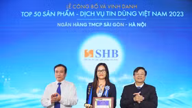 Bà Đoàn Thái Thanh Thủy, Giám đốc Trung tâm Phát triển sản phẩm Khách hàng cá nhân, đại diện SHB nhận giải thưởng "Top 50 Sản phẩm - Dịch vụ Tin dùng Việt Nam 2023"