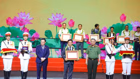 Phó Tổng giám đốc Ecopark- ông Trần Thế Sơn nhận bằng khen từ Ủy viên Bộ Chính trị, Chủ tịch Quốc hội Vương Đình Huệ; Đại tướng Tô Lâm, Ủy viên Bộ Chính trị, Bộ trưởng Bộ Công an