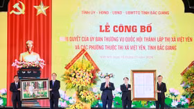 Đồng chí Vương Đình Huệ, Ủy viên Bộ Chính trị, Chủ tịch Quốc hội trao Nghị quyết của Ủy ban Thường vụ Quốc hội về thành lập thị xã Việt Yên và các phường thuộc thị xã Việt Yên