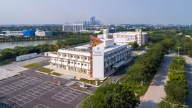 Bệnh viện Kusumi nằm trong không gian xanh mát của Ecopark