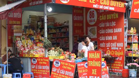 Người trẻ đến chùa Hà từ sớm để đặt lễ trong ngày Thất tịch