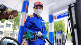 Giá xăng hôm nay tiếp tục giảm