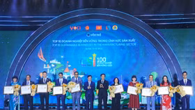 Ông Trần Tuấn Anh, Ủy viên BCT, Trưởng Ban Kinh tế trung ương và ông Phạm Tấn Công, Chủ tịch VCCI cùng Top10 Doanh nghiệp bền vững lĩnh vực sản xuất 2023