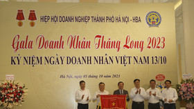 Ông Nguyễn Khắc Định, Ủy viên Ban Chấp hành Trung ương Đảng, Phó Chủ tịch Quốc hội Nước cộng hòa XHCN Việt Nam trao cờ thi đua của Chính phủ cho tập thể lãnh đạo Tổng Công ty Đầu tư Phát triển Hạ tầng Đô thị UDIC vì đã hoàn thành xuất sắc, toàn diện nhiệm vụ công tác, dẫn đầu phong trào thi đua yêu nước năm 2022 của Hà Nội. Ảnh: Văn Đạt