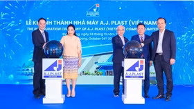 Tính từ trái sang: Ông Kittiphat Suthisamphat - Giám đốc Điều hành Công ty TNHH Đại chúng A.J.Plast, bà Wiraka Moodhitaporn – Tổng Lãnh sự Thái Lan tại thành phố Hồ Chí Minh, ông Phạm Ngọc Thuận - Tổng Giám đốc Becamex IDC, ông Sakchai Patiparnpreechavud - Giám đốc Thương mại kiêm Phó Chủ tịch chuỗi Vinyl, ngành Hoá dầu và Giám đốc Quốc gia SCG tại Việt Nam và ông Trương Văn Phong - Phó trưởng ban Ban quản lý các khu công nghiệp tỉnh Bình Dương tại lễ khánh thành nhà máy A.J. Plast (Việt Nam)