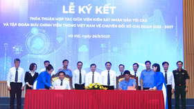 Tổng GĐ Tập đoàn VNPT Huỳnh Quang Liêm và Phó Viện trưởng Thường trực Viện KSND Tối cao Nguyễn Huy Tiến đại diện hai bên ký kết thỏa thuận hợp tác