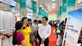 Bà Nguyễn Thị Thu Thuỷ, Phó Chủ tịch Thường trực Hiệp hội Phát triển hàng tiêu dùng Việt Nam cùng đoàn doanh nghiệp tại Triển lãm Thương mại Quốc tế Chiết Giang 2023